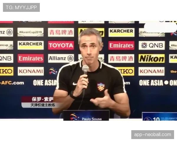 赛前动态:朗斯主帅弗兰克·海斯出席发布会,确认阵容齐整 赛前动态:朗斯主帅弗兰克·海斯出席发布会,确认阵容齐整